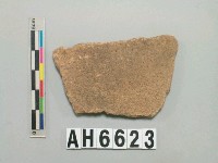 藏品(灰褐色夾砂陶片)的圖片